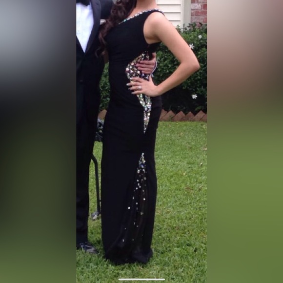 Off shoulder black form fitting dress - Picture 2 of 3